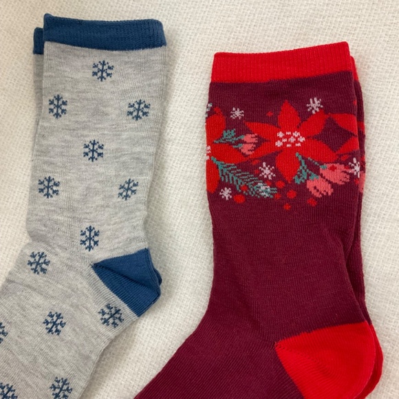 Women’s NWOT Socks Snowflakes/Poinsettias - Picture 2 of 6